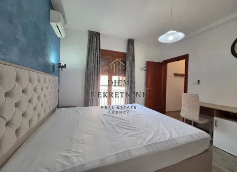 Spacious bedroom with a large double bed and access to the terrace. - image 6