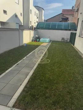 Travnato dvorište sa popločanom stazom i ogradom. - image 4