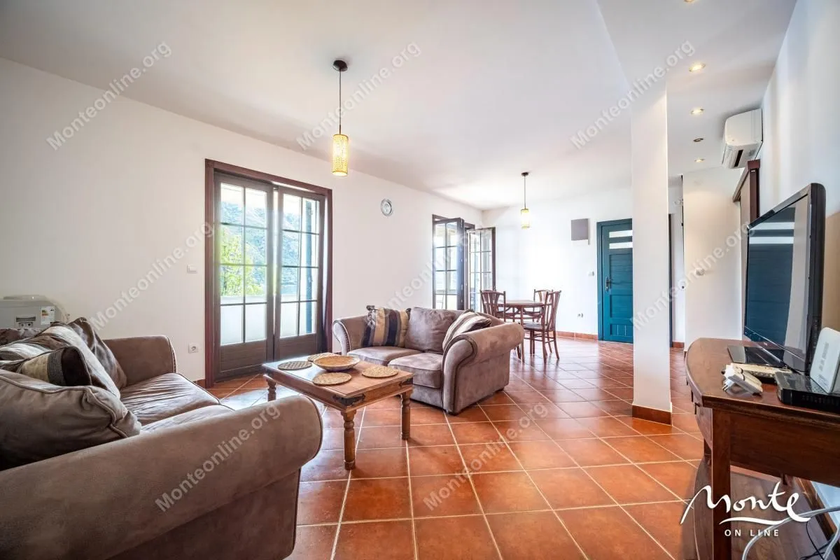 Prodaja, dvosoban stan, 94m², Kostanjica, Kotor