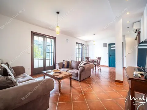 Sale, two bedroom apartment, 94m², Kostanjica, Kotor - image 2