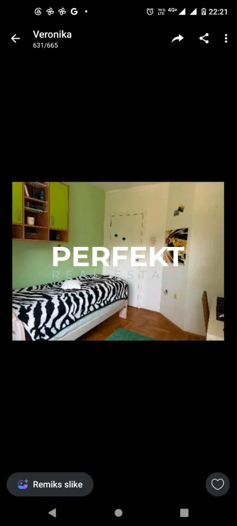 Dečja soba sa krevetom i zidnim elementima.