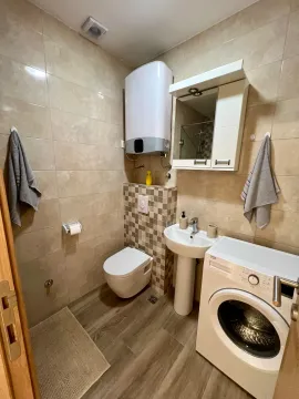 Manje kupatilo sa sanitarijama, tuš kabinom, ogledalom i veš mašinom. - image 9