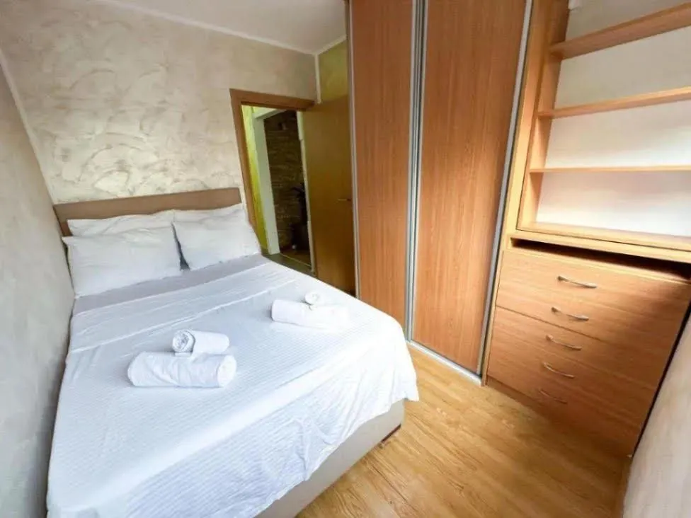 Izdavanje, dvosoban stan, 60m², Blok 5, Podgorica