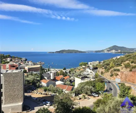 Pogled na more i okolno naselje sa nekretnine. - image 3