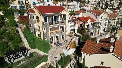 Pogled iz vazduha na višespratnu vilu sa terasama i uređenim dvorištem. - image 10