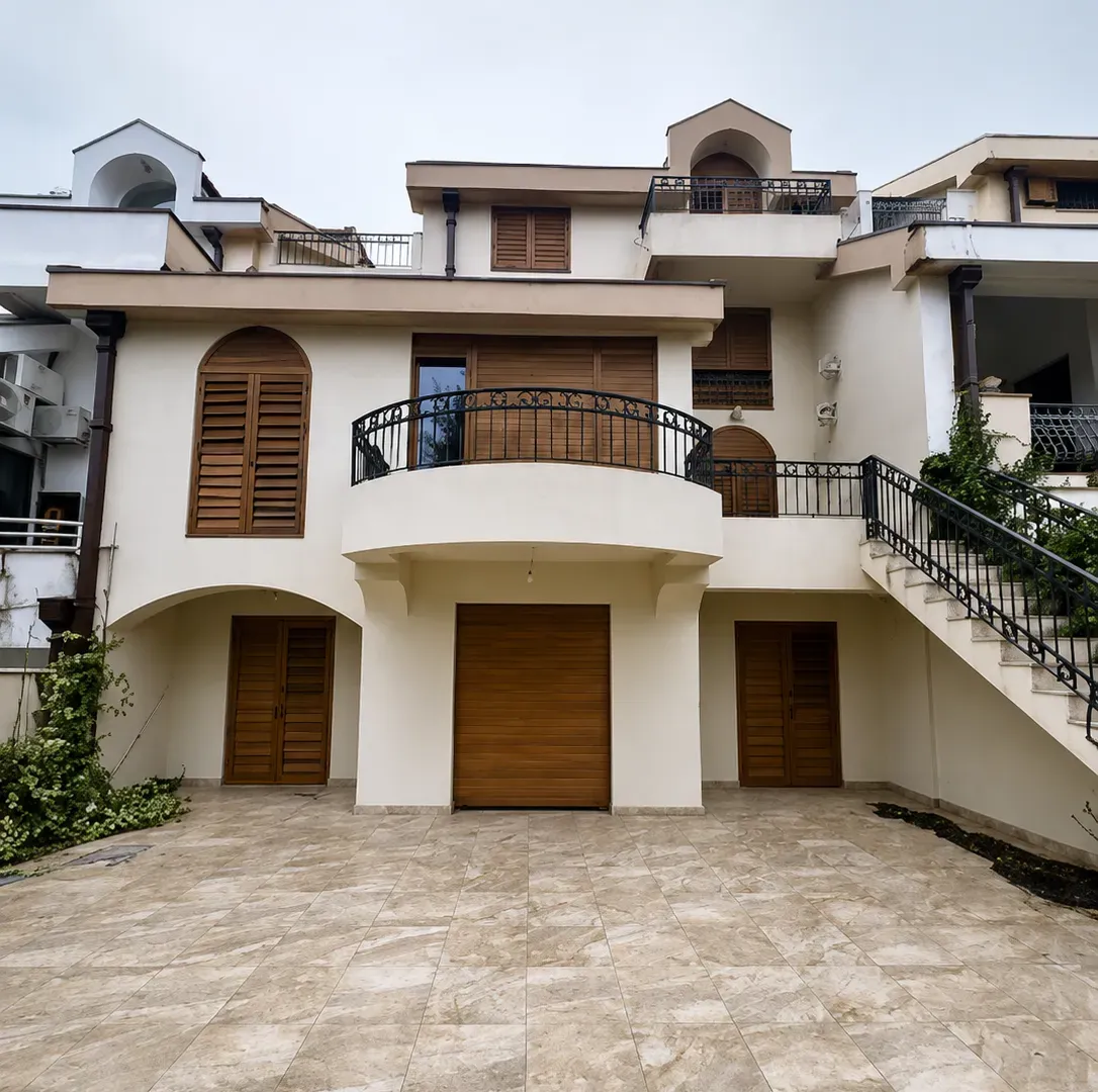 Izdavanje, kuća, 400m², Gorica C, Podgorica