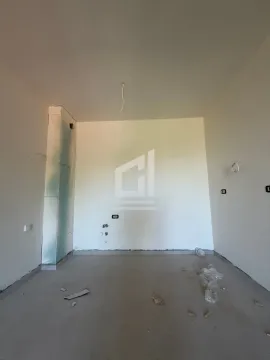 Prazna prostorija u sivoj fazi sa instalacijama na zidu. - image 2