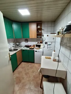 Manja kuhinja sa zelenim elementima, belom tehnikom i trpezarijskim stolom. - image 7