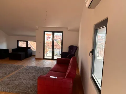 Izdavanje, četvorosoban stan, 150m², Tološi, Podgorica - image 19