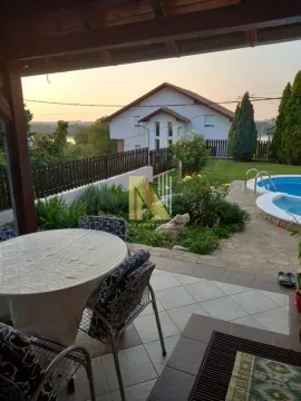 Natkrivena terasa sa trpezarijskim stolom i pogledom na dvorište sa bazenom. - image 27