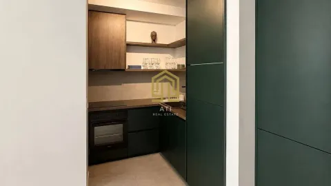 Moderna kuhinja sa tamnim elementima i ugradnom rernom. - image 4