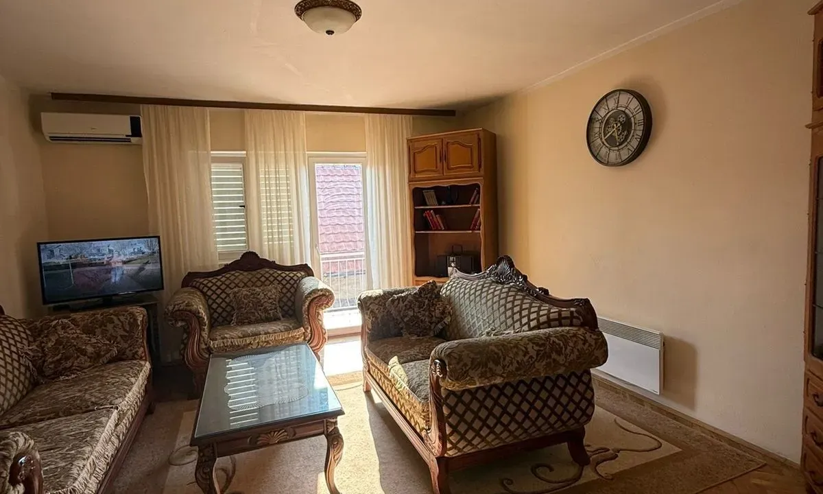 Izdavanje, dvosoban stan, 120m², Marići, Tivat