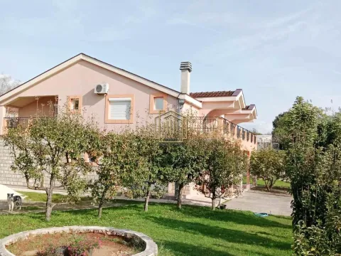 Rent, three bedroom apartment, 162m², Spuž, Danilovgrad - image 3