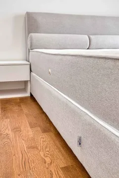 Krupni kadar bračnog kreveta u modernoj spavaćoj sobi. - image 18