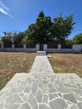 Popločana staza i dvorište sa ogradom ispred kuće. - image 17
