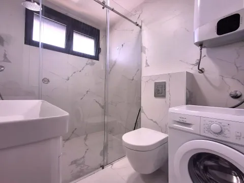 Moderne kupatilo sa tuš kabinom, umivaonikom i veš mašinom. - image 12