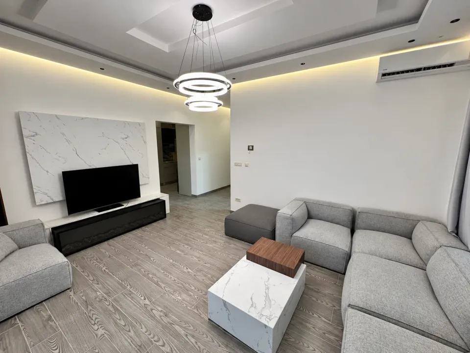 Izdavanje, trosoban stan, 120m², Ivanovići, Budva