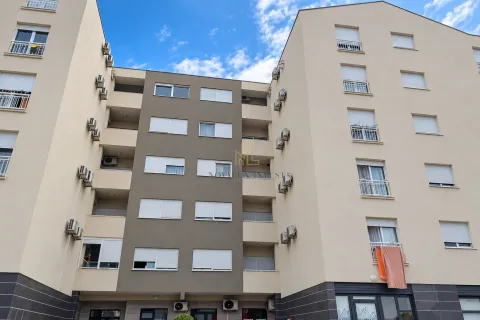 Pogled na fasadu moderne stambene zgrade sa klima uređajima i terasama. - image 10