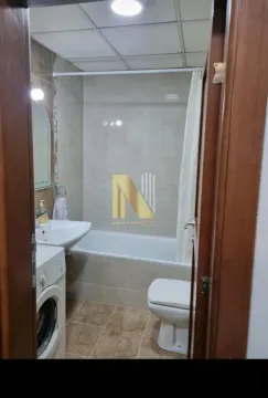 Manje kupatilo sa kadom, umivaonikom i veš mašinom. - image 7