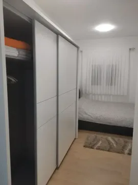 Spavaća soba sa velikim ugradnim plakarom i krevetom. - image 6