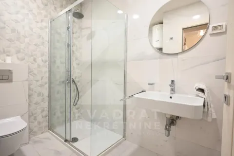 Moderne kupatilo sa tuš kabinom, umivaonikom i ugrađenom wc šoljom. - image 11