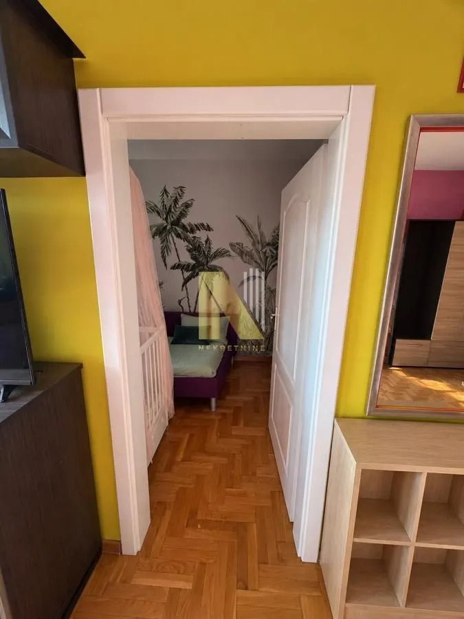Pogled iz hodnika kroz vrata u dečiju sobu.