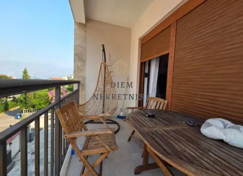 Furnished terrace with seating furniture and a view of nature. - image 4