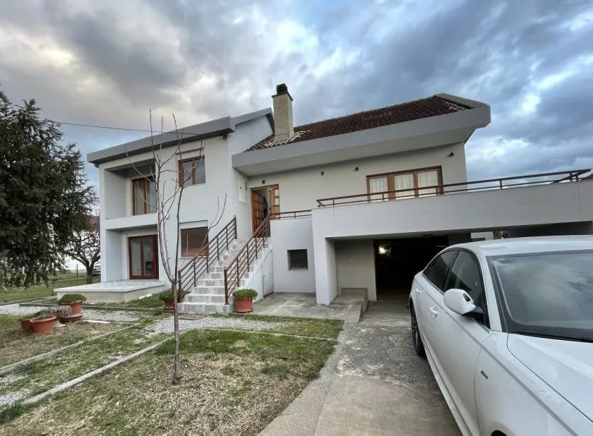 Izdavanje, kuća, 200m², Masline, Podgorica
