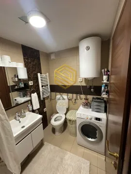 Kompaktno kupatilo sa umivaonikom, WC šoljom i veš mašinom. - image 4
