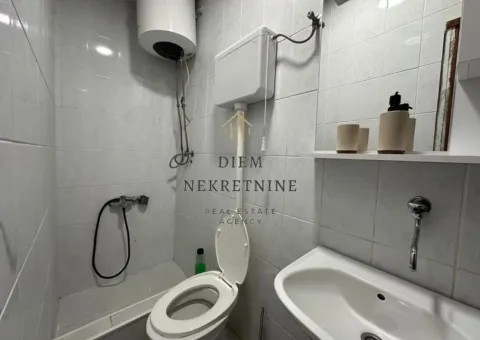 Smaller bathroom with sanitary fixtures and a water heater. - image 11