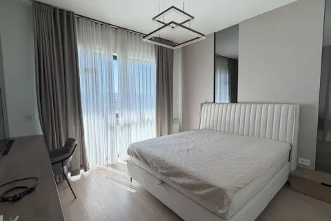 Moderna spavaća soba sa bračnim krevetom, radnim stolom i velikim prozorom sa zavesama. - image 8
