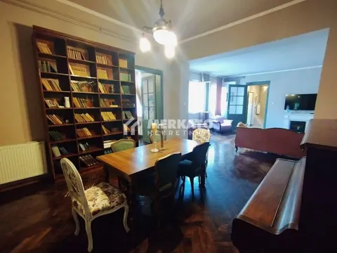 Prostrana dnevna soba sa trpezarijom, velikom bibliotekom i drvenim nameštajem. - image 5