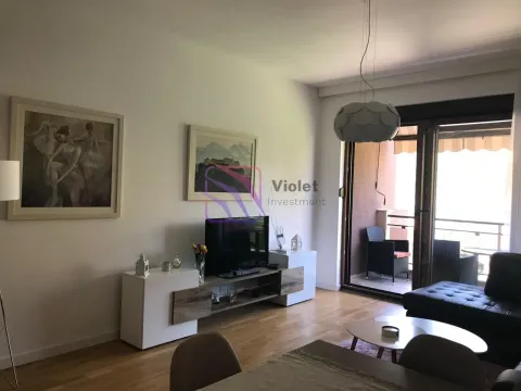 Dnevna soba sa televizorom, namještajem i izlazom na terasu. - image 5