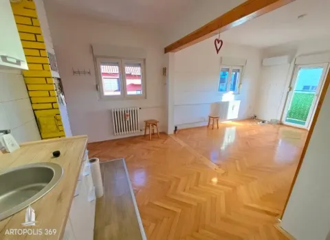 Pogled iz kuhinje na svijetli dnevni boravak sa parketom. - image 4