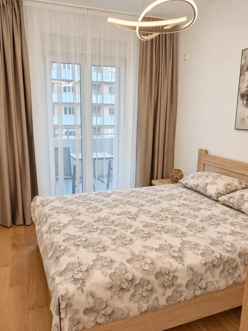 Furnished bedroom with a double bed and access to the terrace.