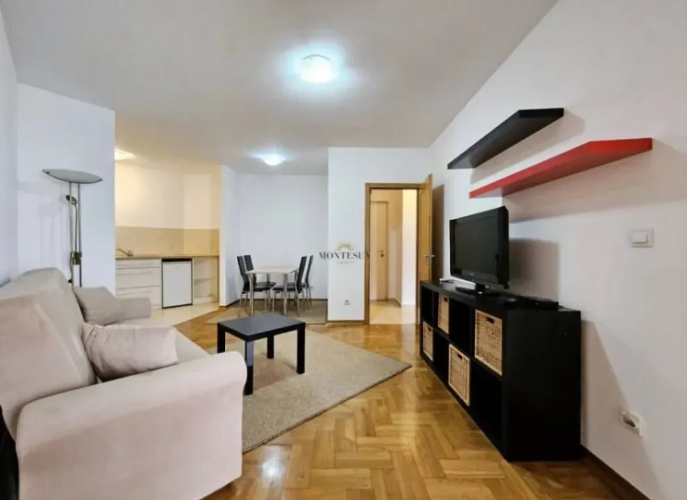 Izdavanje, jednosoban stan, 50m², Budva, Crna Gora