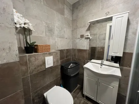 Moderne kupatilo sa umivaonikom, WC šoljom i zidnim pločicama. - image 12