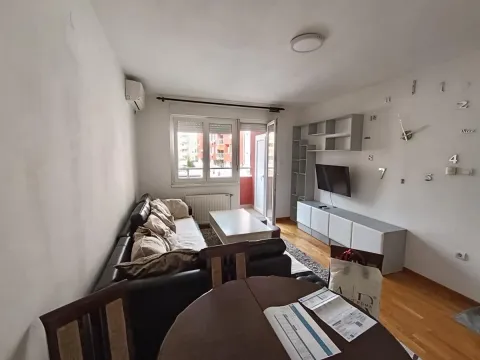 Dnevna soba sa garniturom, televizorom i trpezarijskim stolom. - image 17