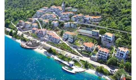 Pogled iz vazduha na kompleks vila uz obalu mora sa označenim objektima. - image 15