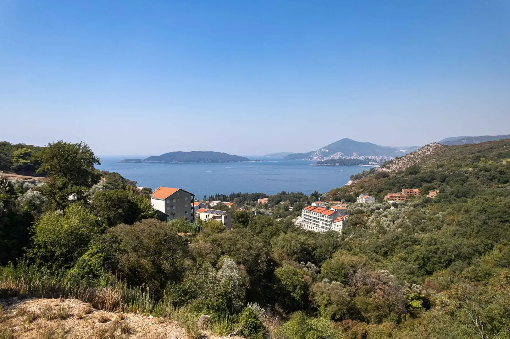 Pogled na more i okolno zelenilo iz prirode.