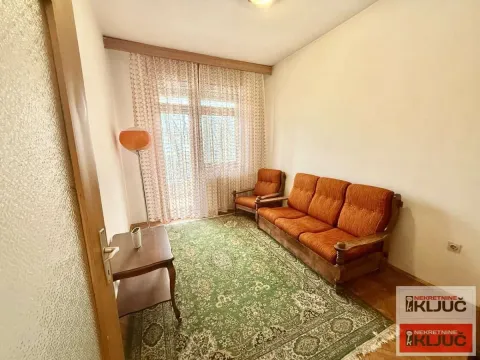 Dnevna soba sa kaučem, foteljom i tepihom. - image 2