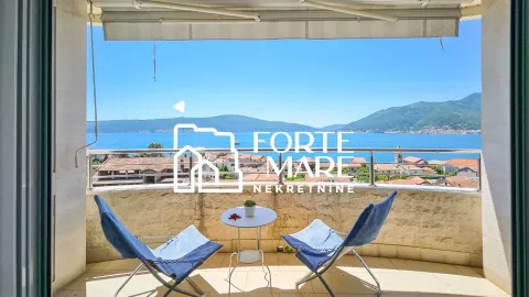 Namješten balkon sa garniturom za sjedenje i pogledom na more. - image 3