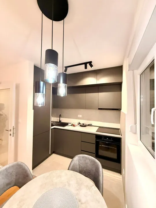 Izdavanje, jednosoban stan, 40m², Pobrežje, Podgorica