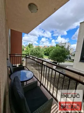 Namešten balkon sa garniturom za sedenje i pogledom na okolinu. - image 10