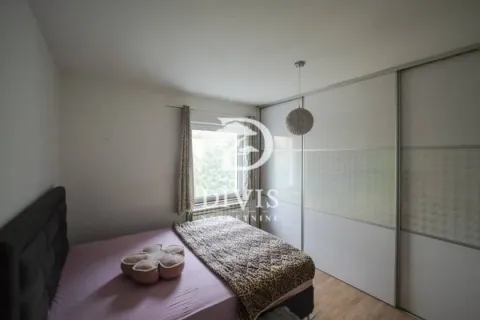 Spavaća soba sa bračnim krevetom i velikim ugradnim ormarom. - image 12