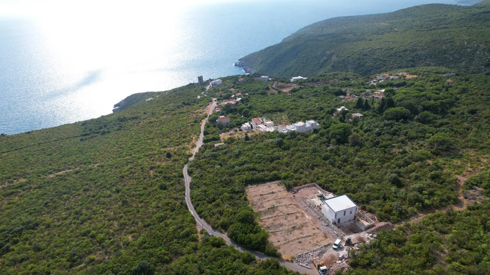 Pogled iz vazduha na imanje sa kućom i okolni pejzaž.