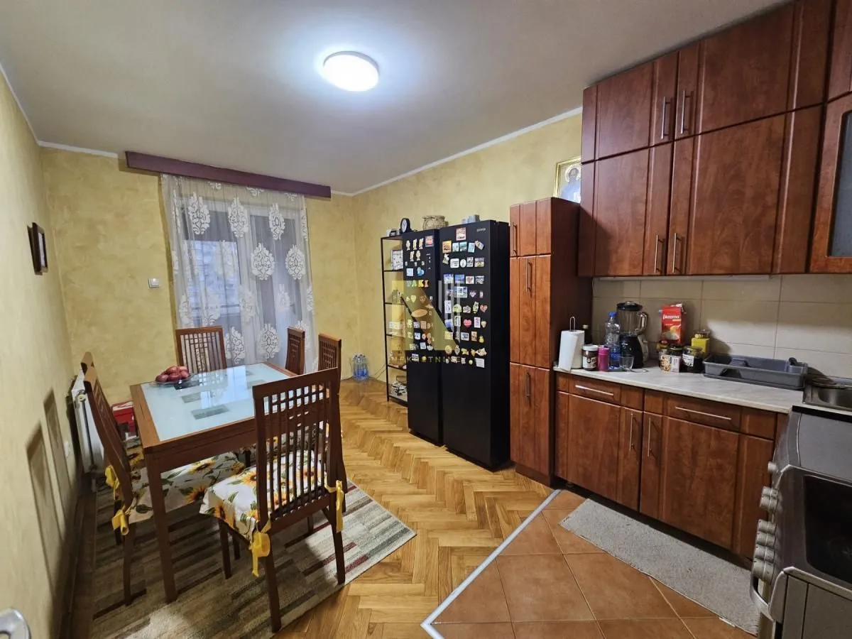 Prodaja, četvorosoban stan, 105m², Socijalno, Novi Sad Sve Podlokacije