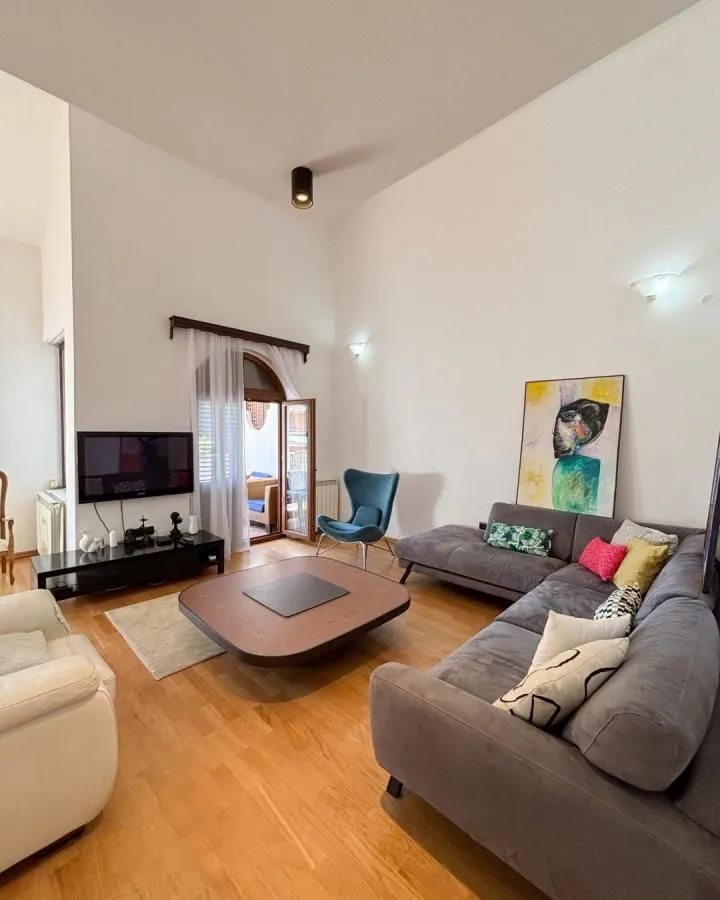 Izdavanje, kuća, 285m², Gorica C, Podgorica