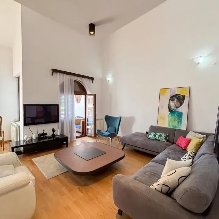 Izdavanje, kuća, 285m², Gorica C, Podgorica