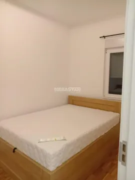 Manja spavaća soba sa drvenim krevetom i dušekom. - image 11